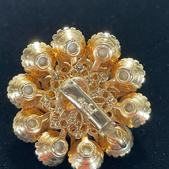 Signed Judy Lee Vintage Milk Glass & Rhinestone Clip on Earrings 1960’s - Picture 3 of 3